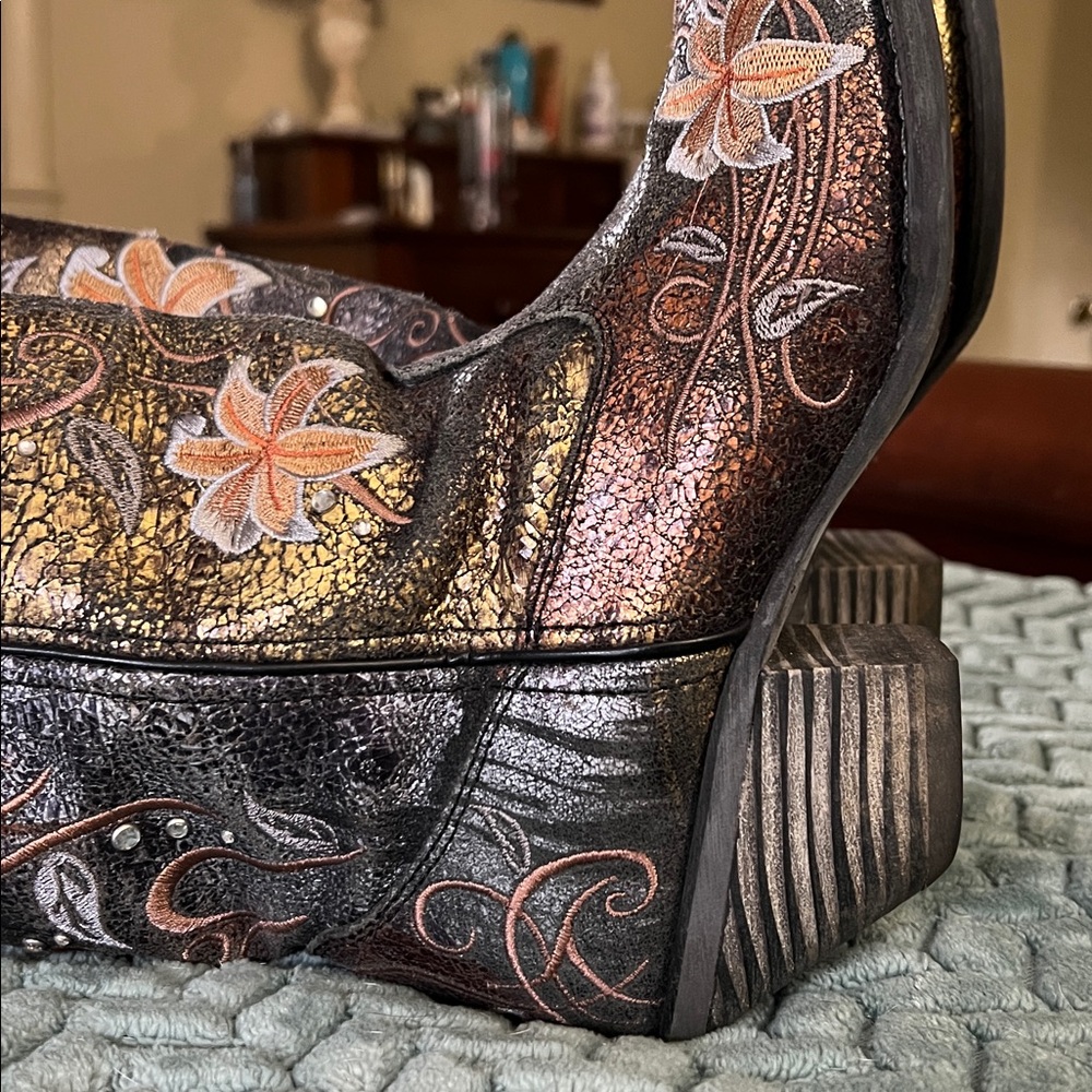 Durango Black and Gold Heeled Boots - Picture 7 of 7
